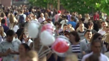 Ukrayna 'nın başkenti Kyiv' de bir sokak dolusu insan..