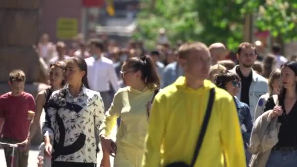 Multitud de personas en una calle de la ciudad, Kiev, Ucrania. — Vídeos de Stock