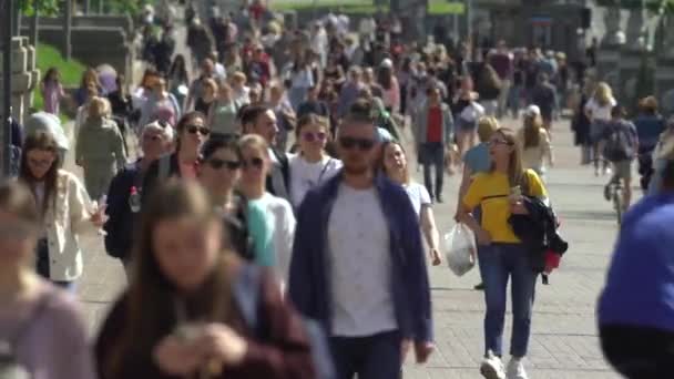 Multidão de pessoas em uma rua de cidade, Kiev, Ucrânia. — Vídeo de Stock