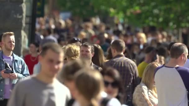 Tłum ludzi na ulicy miejskiej, Kijów, Ukraina. — Wideo stockowe