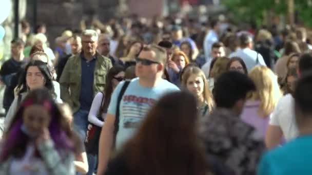 Multidão de pessoas em uma rua de cidade, Kiev, Ucrânia. — Vídeo de Stock