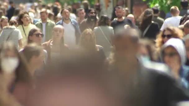 Multidão de pessoas em uma rua de cidade, Kiev, Ucrânia. — Vídeo de Stock