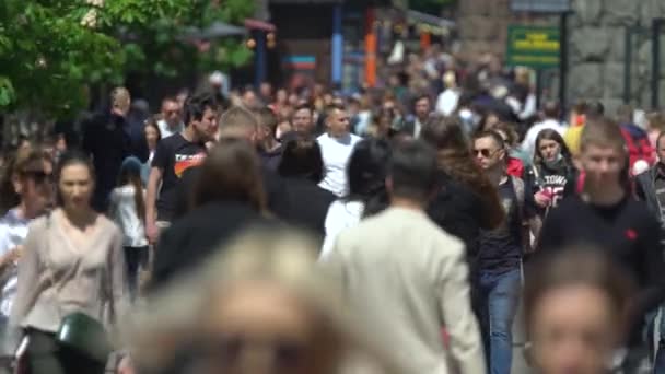 Crowd of people on a city street, Kyiv, Ukraine. — Stock Video