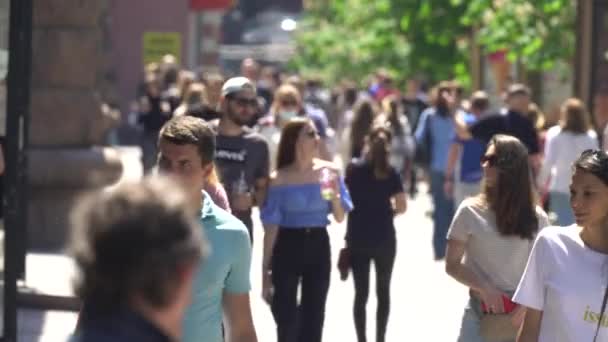 Foule de personnes dans une rue de la ville, Kiev, Ukraine. — Video