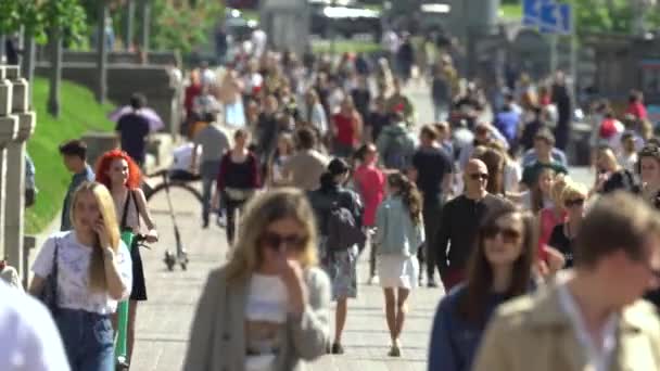 Tłum ludzi na ulicy miejskiej, Kijów, Ukraina. — Wideo stockowe