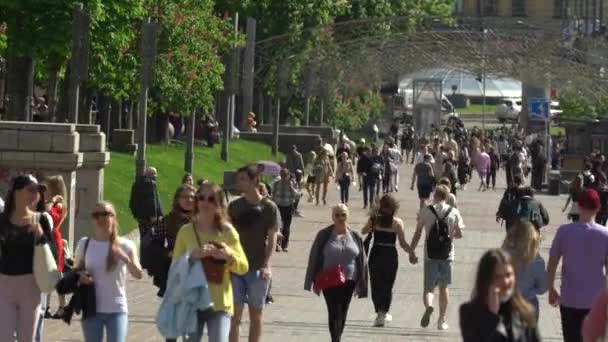 Толпа людей на городской улице, Киев, Украина. — стоковое видео