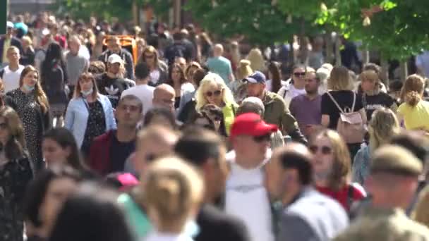 Menigte van mensen op een stad straat, Kiev, Oekraïne. — Stockvideo