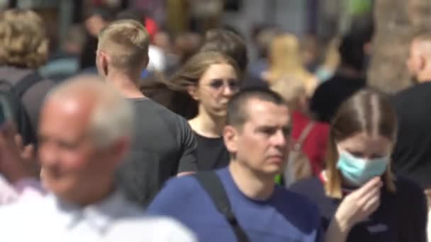 Multidão de pessoas em uma rua de cidade, Kiev, Ucrânia. — Vídeo de Stock