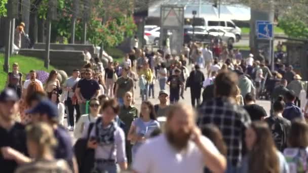 Multidão de pessoas em uma rua de cidade, Kiev, Ucrânia. — Vídeo de Stock