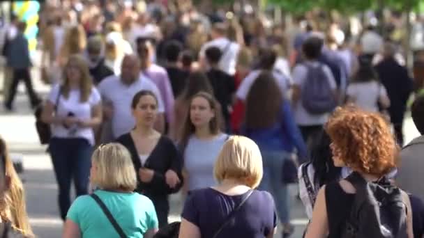 Multidão de pessoas em uma rua de cidade, Kiev, Ucrânia. — Vídeo de Stock