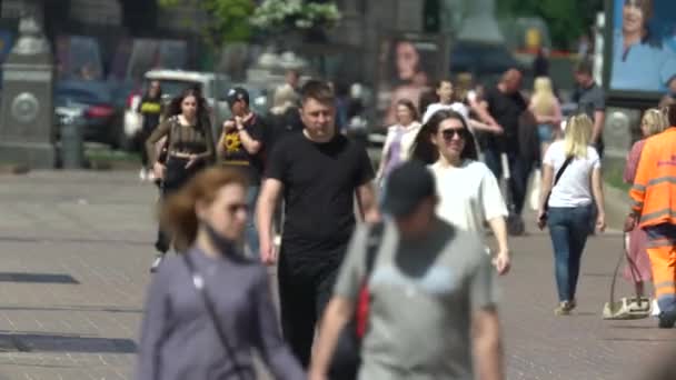 Натовп людей на міській вулиці, Київ, Україна.. — стокове відео