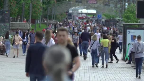 Multitud de personas en una calle de la ciudad, Kiev, Ucrania. — Vídeos de Stock