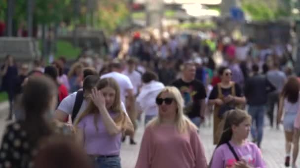 Menigte van mensen op een stad straat, Kiev, Oekraïne. — Stockvideo