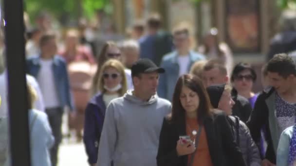 Foule de personnes dans une rue de la ville, Kiev, Ukraine. — Video