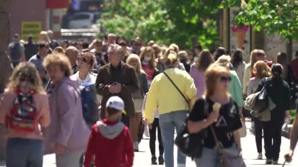 Tłum ludzi na ulicy miejskiej, Kijów, Ukraina. — Wideo stockowe