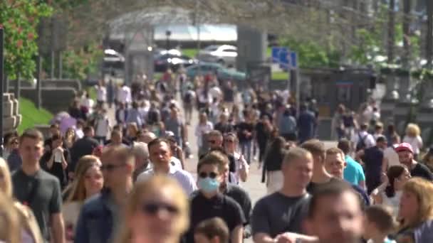 Толпа людей на городской улице, Киев, Украина. — стоковое видео