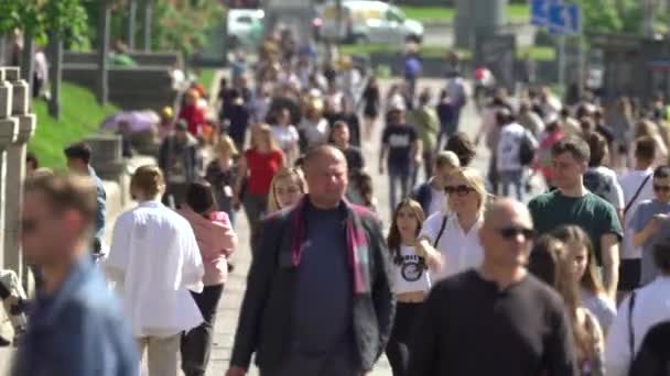 ウクライナ共和国キエフの街の人々の群衆. — ストック動画