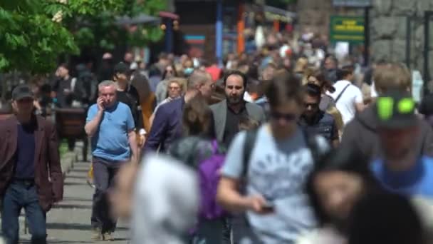 Crowd of people on a city street, Kyiv, Ukraine. — Stock Video