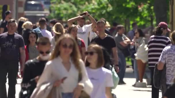 Foule de personnes dans une rue de la ville, Kiev, Ukraine. — Video