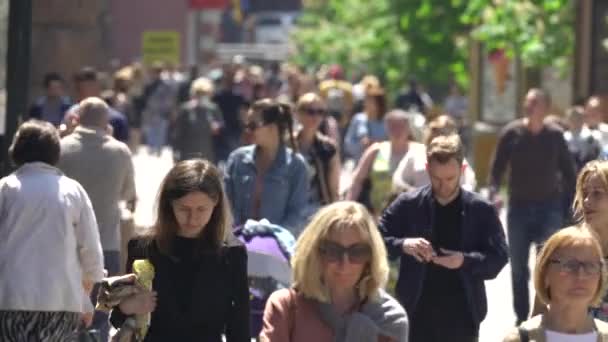 Толпа людей на городской улице, Киев, Украина. — стоковое видео