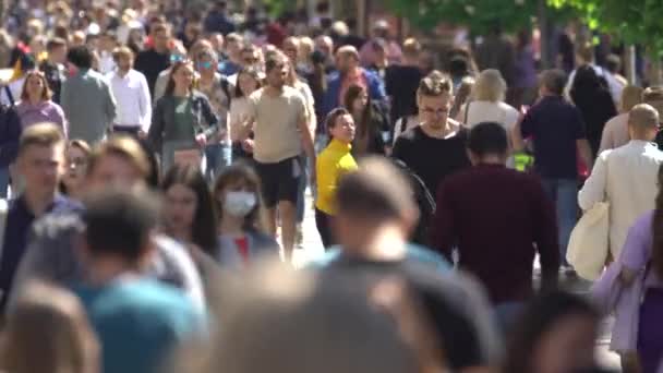 Multidão de pessoas em uma rua de cidade, Kiev, Ucrânia. — Vídeo de Stock