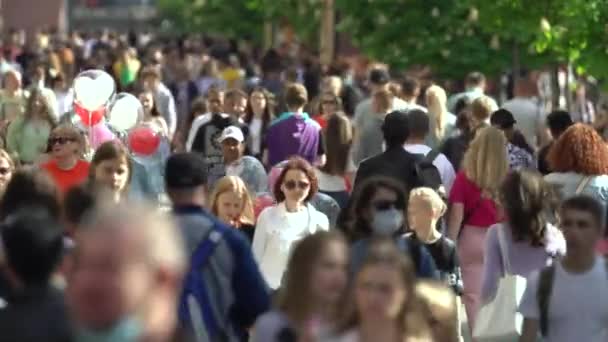 Dav lidí na městské ulici, Kyjev, Ukrajina. — Stock video