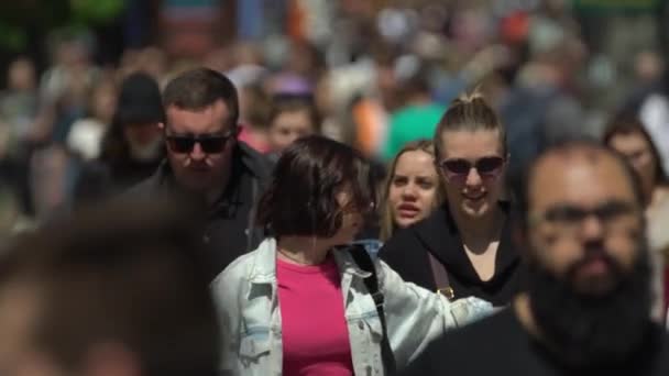 Multitud de personas en una calle de la ciudad, Kiev, Ucrania. — Vídeos de Stock