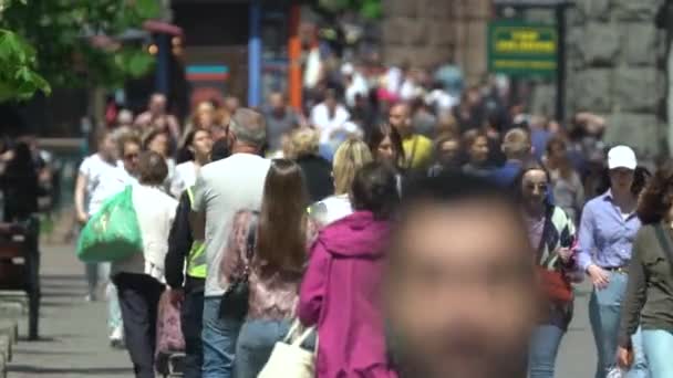 Crowd of people on a city street, Kyiv, Ukraine. — Stock Video