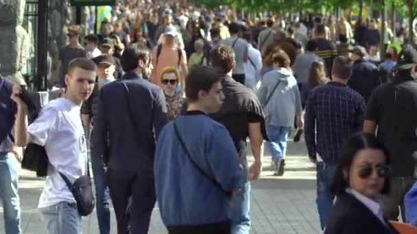 Crowd of people on a city street, Kyiv, Ukraine. — Stock Video