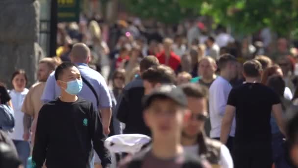 Tłum ludzi na ulicy miejskiej, Kijów, Ukraina. — Wideo stockowe