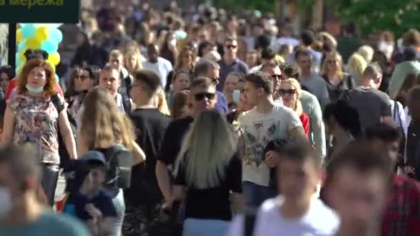 Crowd of people on a city street, Kyiv, Ukraine. — Stock Video