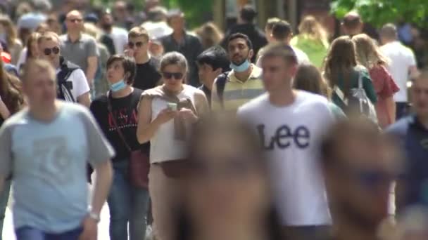 Multidão de pessoas em uma rua de cidade, Kiev, Ucrânia. — Vídeo de Stock