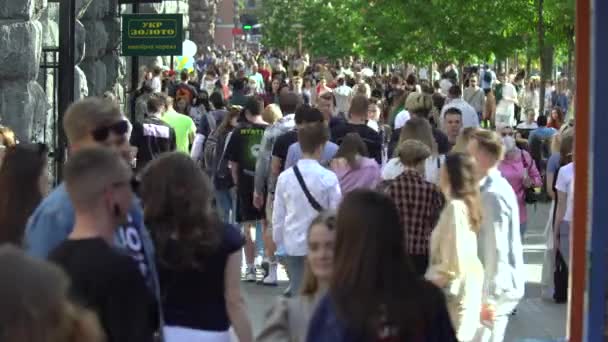 Multidão de pessoas em uma rua de cidade, Kiev, Ucrânia. — Vídeo de Stock