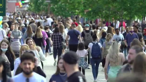 Menigte van mensen op een stad straat, Kiev, Oekraïne. — Stockvideo