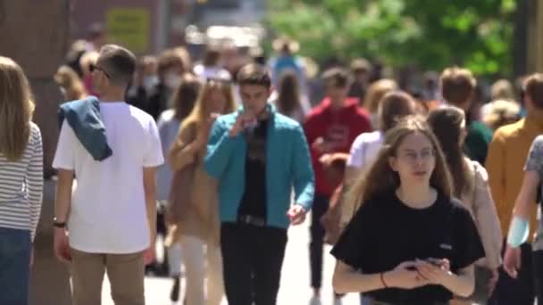 Πλήθος ανθρώπων σε ένα δρόμο της πόλης, Κίεβο, Ουκρανία. — Αρχείο Βίντεο