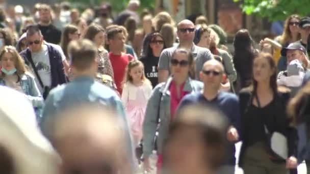 Tłum ludzi na ulicy miejskiej, Kijów, Ukraina. — Wideo stockowe