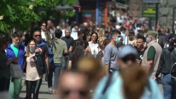 Ukrayna 'nın başkenti Kyiv' de bir sokak dolusu insan.. — Stok video