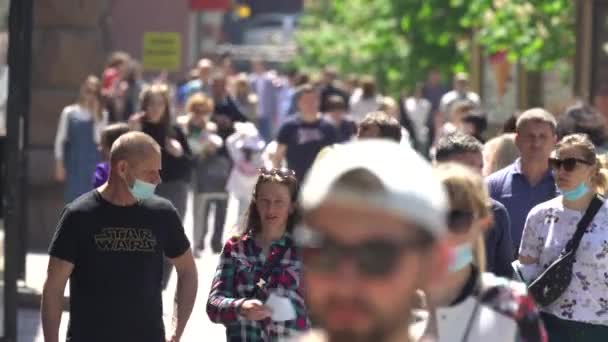 Menigte van mensen op een stad straat, Kiev, Oekraïne. — Stockvideo