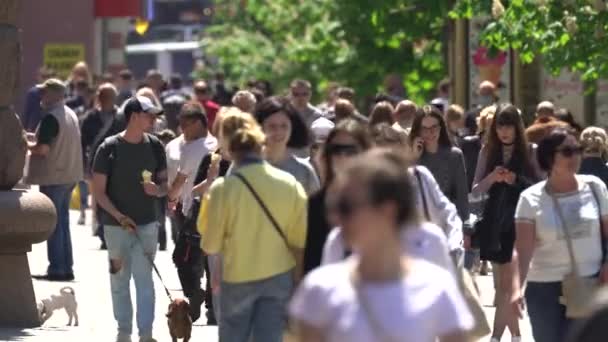 Multidão de pessoas em uma rua de cidade, Kiev, Ucrânia. — Vídeo de Stock