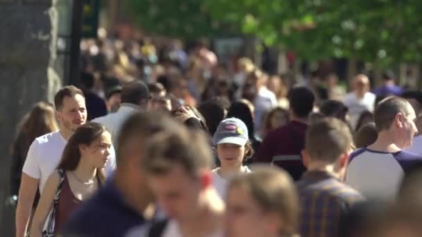 Folle di persone su una strada della città, Kiev, Ucraina. — Video Stock