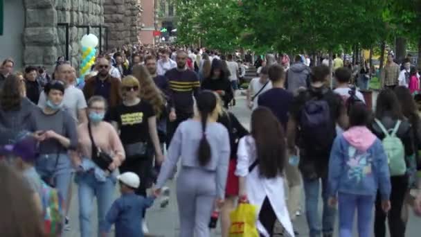 Foule de personnes dans une rue de la ville, Kiev, Ukraine. — Video