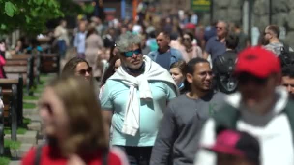 Crowd of people on a city street, Kyiv, Ukraine. — Stock Video