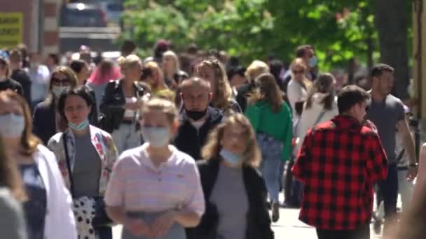 Multidão de pessoas em uma rua de cidade, Kiev, Ucrânia. — Vídeo de Stock