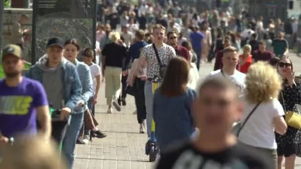 Foule de personnes dans une rue de la ville, Kiev, Ukraine. — Video