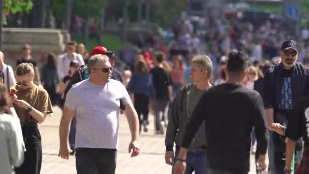우크라이나, 키예프의 도시 거리에 있는 수많은 사람들. — 비디오