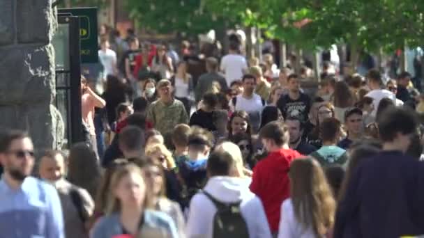 Foule de personnes dans une rue de la ville, Kiev, Ukraine. — Video