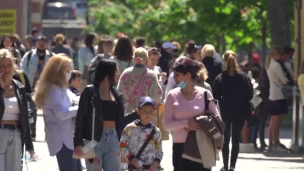 Crowd of people on a city street, Kyiv, Ukraine. — Stock Video