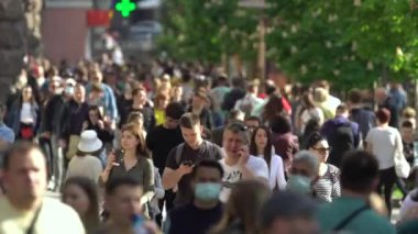 Ukrayna 'nın başkenti Kyiv' de bir sokak dolusu insan..