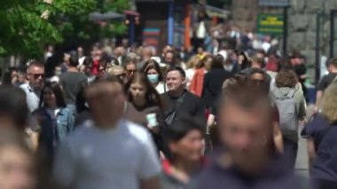 Ukrayna 'nın başkenti Kyiv' de bir sokak dolusu insan..