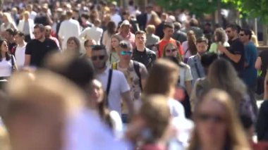 Ukrayna 'nın başkenti Kyiv' de bir sokak dolusu insan..